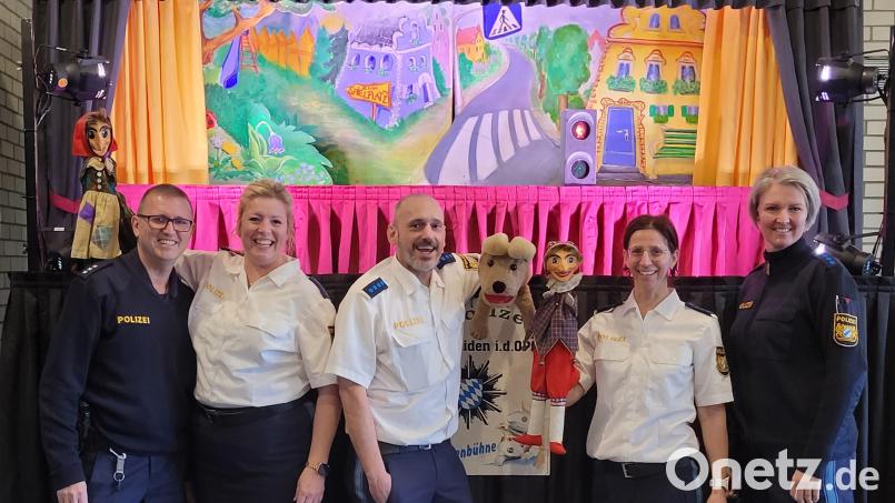 Die Puppenbühne der Polizeiinspektion Weiden gastiert in Kümmersbruck (von links): Markus Neumeyer, Bernadette Brünnig, Thomas Nörl, Michaela Agauer und Saskia Ram-Höcherl. Bild: Polizei/exb