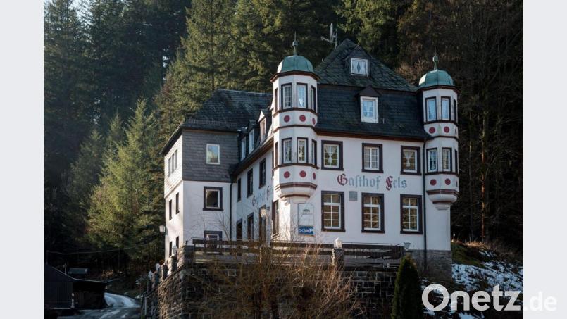Außenansicht des ehemaligen Gasthofs Fels. Bild: Daniel Vogl/dpa/Archivbild