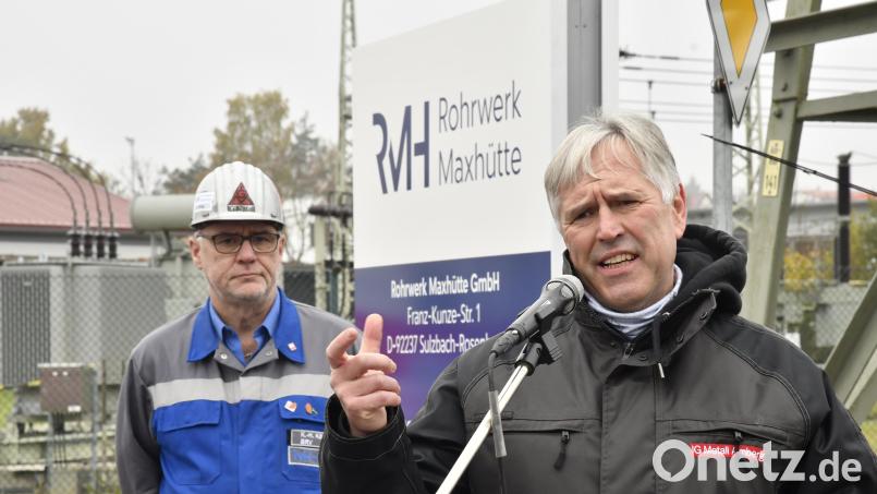 Horst Ott (rechts) bei einem Aktionstag der IG Metall für die Zukunft der Arbeitsplätze im Rohrwerk Maxhütte in
Sulzbach Rosenberg. Archivbild: Petra Hartl