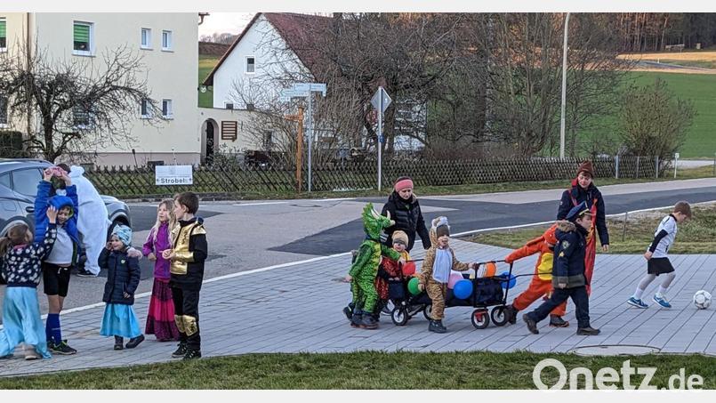 13 junge Röckenrichter waren am Dienstag im Ort unterwegs, um beim traditionellen Umzug Süßigkeiten einzusammeln. Bild: Uwe Rupprecht