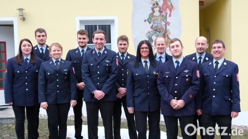 Vorsitzende Kerstin Nagler (Siebte von links) steht jetzt an der Spitze der Woppenhofer Feuerwehr. Bild: Lindner/exb