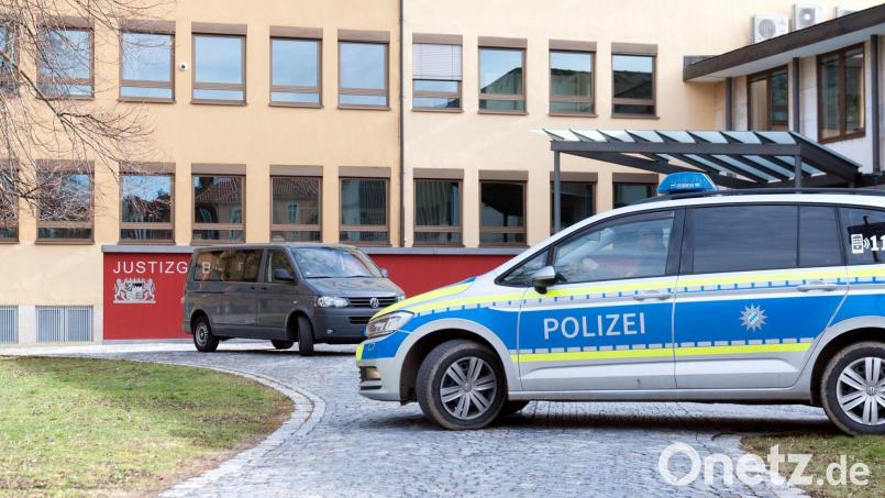 Polizeifahrzeuge stehen vor dem Justizgebäude I in Coburg. Die Polizei hatte mit einem Großaufgebot nach dem flüchtigen Mann gefahndet. Bild: Pia Bayer/dpa
