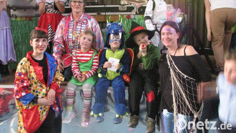 Das Schiedsgericht mit Markträtin Daniela Fuhrmann (links oben) und den Organisatoren Franziska Göppl und Tanja Stubenvoll zeichnete die schönsten Masken mit Gutscheinen aus. Die Gewinner waren der kleine Drache, Pippi Langstrumpf und der Räuber Hotzenplotz (Bildmitte). Bild: knh