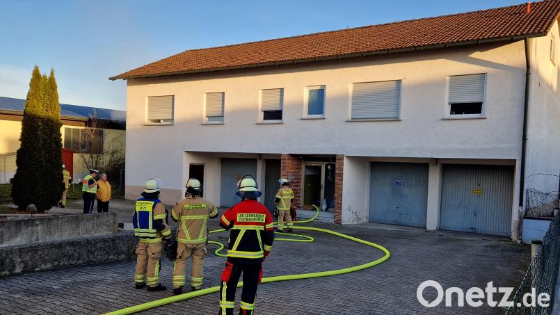Zu einem Brand in einem Wohnhaus an der Dachelhofer Straße in Schwandorf rückten am Montag zahlreiche Feuerwehrleute aus. Sie hatten das Feuer schnell unter Kontrolle. Verletzt wurde niemand. Bild: Dobler