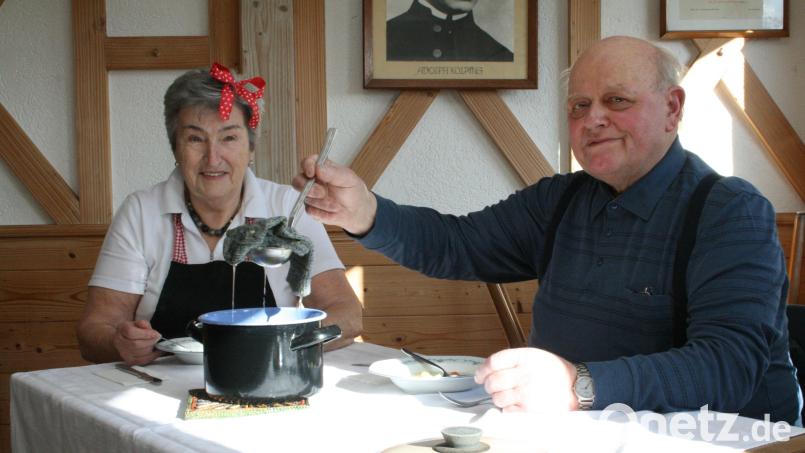Rosl (Lucia Schmidt) und Lorenz (Erwin Bächer) beim Sketch bei der Rosenmontagsgaudi der Senioren. Bild: roh