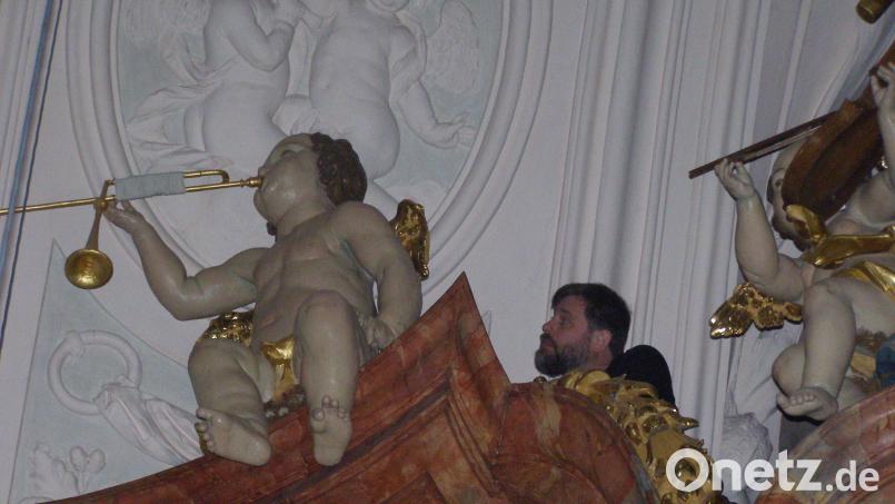 Orgelbauer Markus Bäumler ist auf der Rückseite des Orgelprospekts nach oben geklettert und betrachtet den Schaden aus der Nähe. Eine schnelle Reparatur ist aber nicht möglich. Dazu braucht es ein Gerüst. Bild: pz