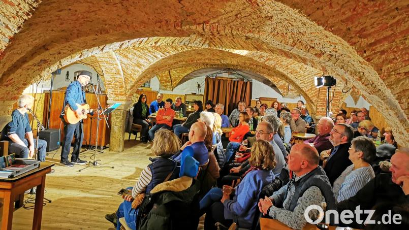 Die Hiaslbauernstubn ist beim Konzert von Hubert Treml und Klaus Kuran bestens besetzt. Bild: Sabine Kuran/exb