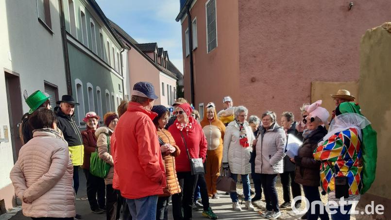 Mit viel Spass und Anekdoten vermittelt Marianne Moosburger (Zweite von rechts) manches Wissen über den Markt. Bild: mma