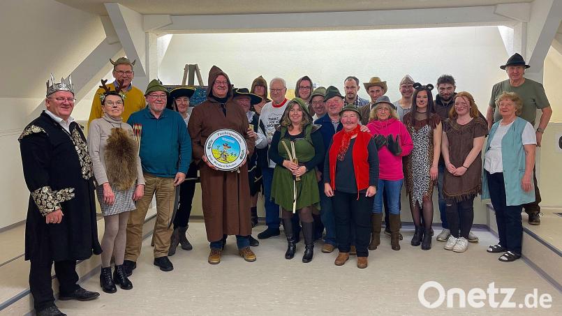 Vorsitzender Wolfgang Schlicht (links) gratulierte den Gewinnern des Faschingsschießens 2023 des Schützenvereins Frauenreuth. Bei der Faschingsscheibe war Peter Kaßeckert (Sechster von links), bei den Sachpreisen Oskar Schuster (Dritter von links) am erfolgreichsten. Bild: bsc