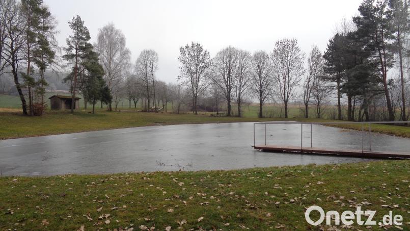 Die Stadt Rötz möchte den Heinichskirchener Badeweiher in diesem Jahr attraktiver für die Besucher machen. Bild: amö