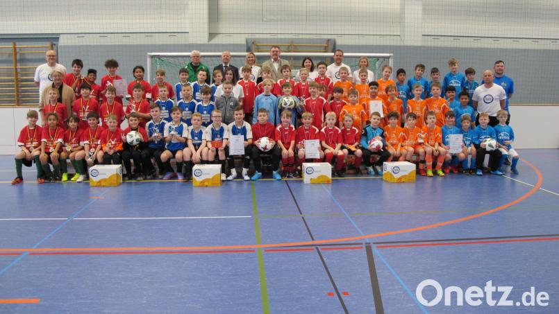 Die Mannschaften der Hallen-Fußball-Landkreismeisterschaft der Grundschul-Jungen (von links): 1. Vilseck I, 2. Hahnbach, 3. Auerbach, 4. Poppenricht und 5. Vilseck II . Bild: khg