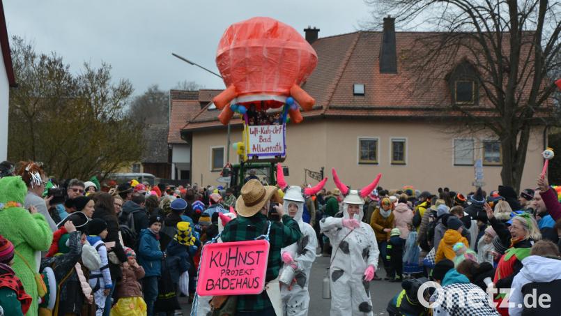 &quot;Luft-Kuh-Ort Bad Allwerrath&quot; hieß es beim 51. Michareither Fosnatzug in Anspielung auf das Kunstprojekt mit einem fliegenden Kuheuter in Maiersreuth. Bild: jr