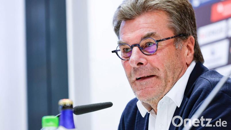 Der Nürnberger Sportvorstand Dieter Hecking bei einer Pressekonferenz. Bild: Daniel Löb/dpa/Archivbild