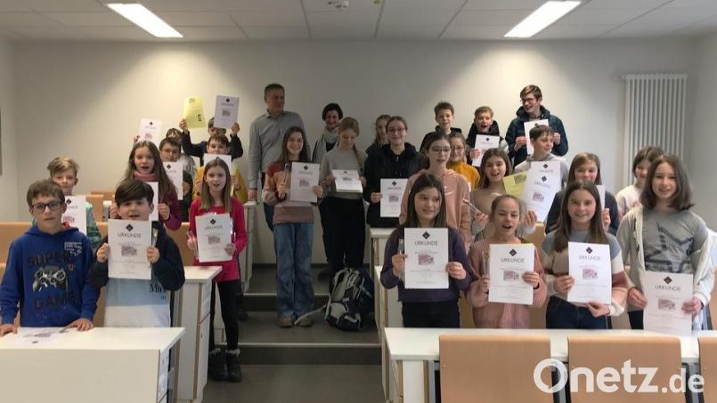 Die erfolgreichen Schüler beim Wettbewerb „Experimente antworten“ bekamen am Gymnasium ihre Preise überreicht. Bild: Iris Hösl/exb