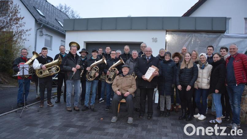Theodor Planner (sitzend) feierte mit seiner Familie (rechts), dem Musikverein Ernestgrün (links) und zahlreichen weiteren Gratulanten seinen 85. Geburtstag. Bild: jr