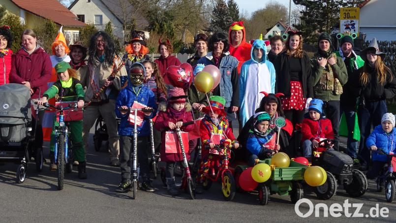 Den kleinsten Faschingszug weit und breit gibt es in Freihöls. Nach der Coronapause gingen die Kinder heuer wieder auf Tour, begleitet dabei von Eltern und anderen Verwandten. Bild: Houschka