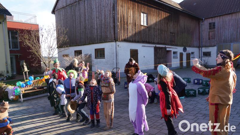 Nach süßen Fäden schnappen die Mädchen und Buben beim Fasching des Jungen Landvolks am Schorbauernhof in Remmelberg Bild: fvo