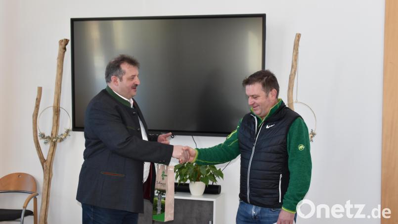 Bürgermeister Reinhard Kreuzer überreichte die Ehrenamtskarte an Jörg Wurm (rechts). Bild: Stadt Schönsee/exb