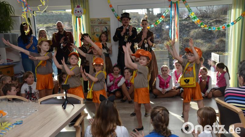 In der AWO-Tagespflege erheiterten die Kinder- und Jugendgruppen des Vohenstraußer Faschingsvereins die Bewohner mit ihren Darbietungen. Bezaubernd fanden sie vor allem das Kinderprinzenpaar Louisa und Samuel. Natürlich wurde auch das erwachsene Prinzenpaar Thomas VI. und Julia I. bestaunt. Bild: dob