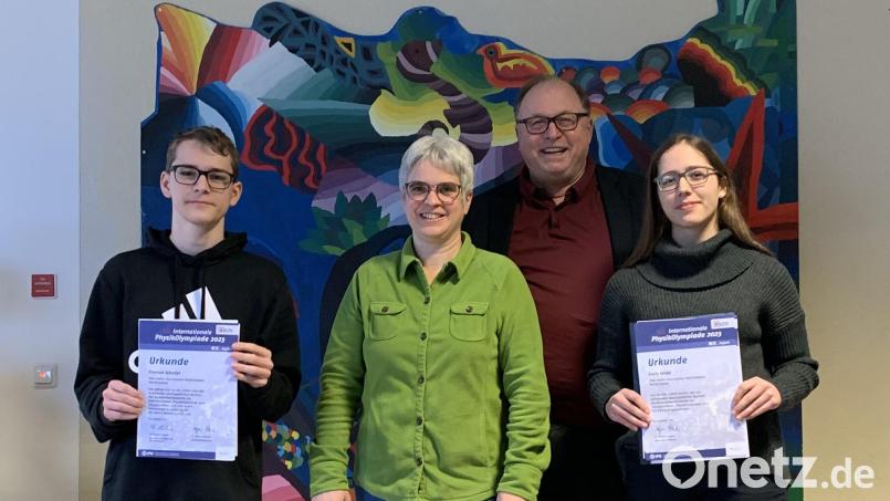 Emily Gödel (rechts) und Thomas Schaller (links) waren bei der Physik-Olympiade erfolgreich. Mit im Bild Oberstudienrätin Selma Daniel (Zweite von links) und Oberstudiendirektor Stefan Niedermeier. Bild: Otto-Hahn-Gymnasium/exb