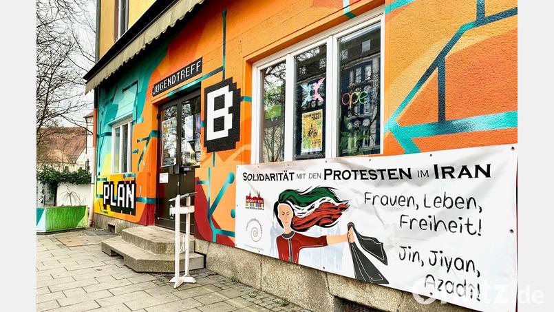 Um das Banner am Jugendtreff &quot;Plan B&quot; in Weiden gab es ein langes Hin und Her, denn manche Mitglieder der islamischen Gemeinde empfinden es als unpassend. Bild: Gabi Schönberger