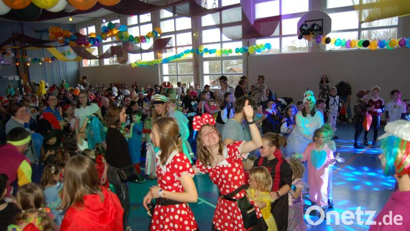 Von Mickey Maus bis Fee: Bei einer Polonaise ging es beim Kinderfasching in Waldthurn rund. Bild: fla