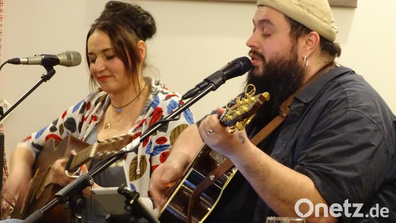 Zwei, die sich musikalisch gesucht und gefunden haben: Die Oberpfälzerin Susi Raith (links) und der Niederbayer Mathias Kellner sorgten im Wolfringer Dorfwirtshaus für einen grandiosen Abend. Bild: Houschka