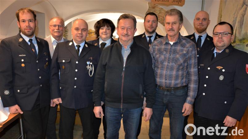 Mehrere Mitglieder hat die Feuerwehr Neudorf-Rosenbühl für langjährige Mitgliedschaft und langjährigen Dienst geehrt. Im Bild (von links) Franz Stock, Bürgermeister Max Bindl, Kommandant Martin Wölfl, Johanna Pfohl, Franz Zinnecker, Vorsitzender Andreas Häckl, Josef Zinnecker, Gerhard Pfohl und Christian Wölfl. Bild: jr