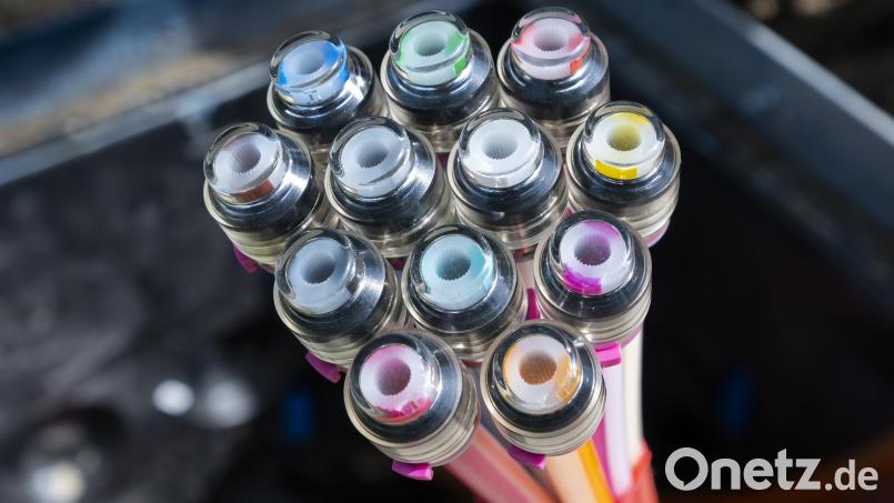 Das Ende eines Bündels Glasfaserkabel ist auf einer Baustelle zu sehen. Symbolbild: Matthias Rietschel/dpa