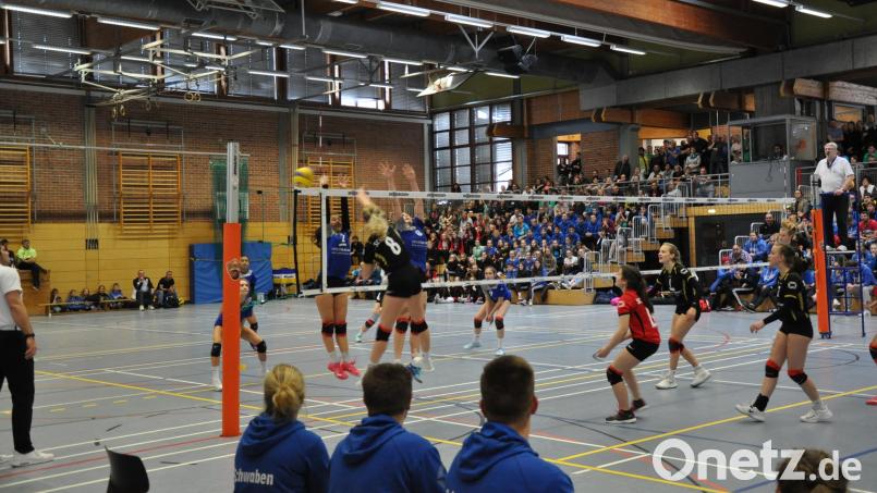 Die Straubinger Bundesliga-Halle war 2019 rappelvoll beim Finale der U17-Volleyballerinnen zwischen Niederbayern und Schwaben. Archivbild: Krause/Bayerischer Volleyball-Verband