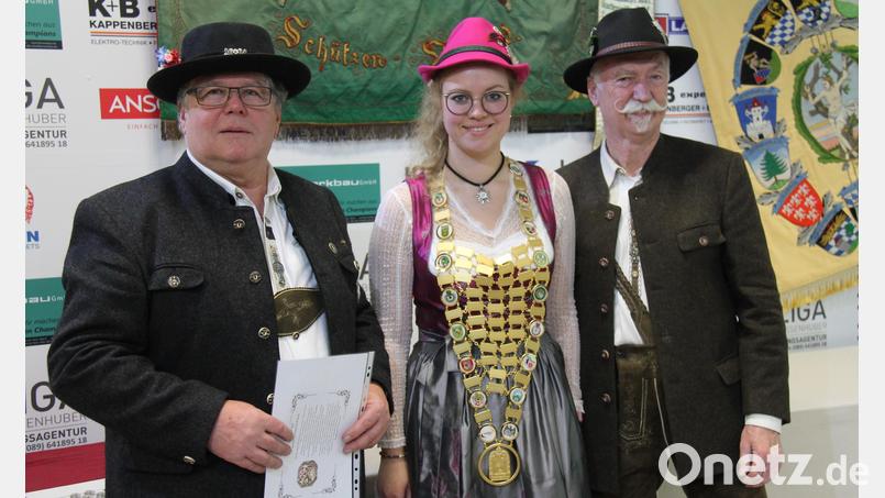 Bundeskönigin Lisa Graßl und OSB Präsident Franz Brunner übergaben die silbernen Hutnadeln an die Traditionsschützen, hier an Mitorganisator Heinz Przywara (links) von der FSG Schwandorf. Bild: Ludwig Dirscherl/exb