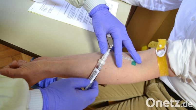 Dieses Bild entstand beim Startschuss für die dritte Runde der Corona-Antikörper-Studie im April 2021 n Tirschenreuth . Inzwischen ist klar: Die Teilnehmer werden auf absehbare Zeit nicht ein weiteres Mal zum Blutabzapfen gebeten. Archivbild: kaz