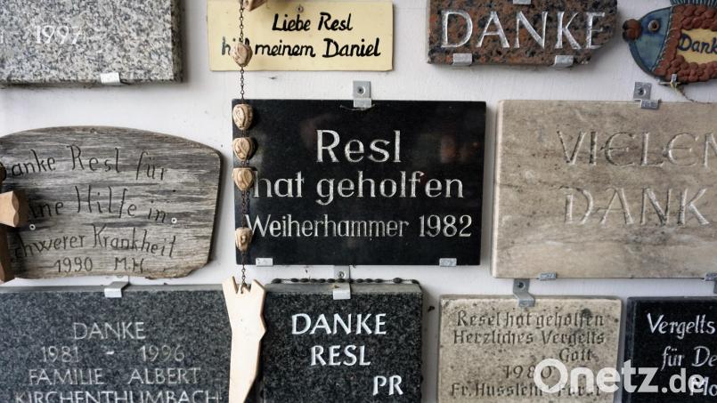 Die Resl wird wie eine Heilige verehrt: In der Votivtafelkapelle auf dem Friedhof von Konnersreuth hängen hunderte Tafeln an der Wand, auf denen der Resl für ihre Hilfe gedankt wird. Bild: jut