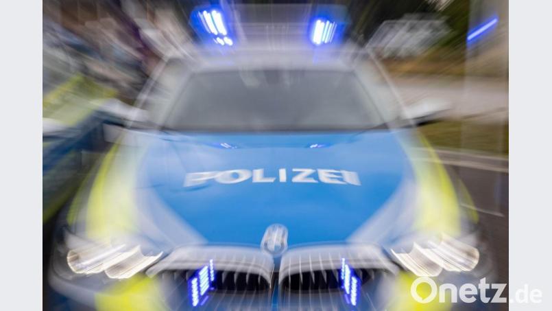 Ein Streifenwagen der Polizei mit eingeschaltetem Blaulicht. Bild: Daniel Karmann/dpa/Symbolbild