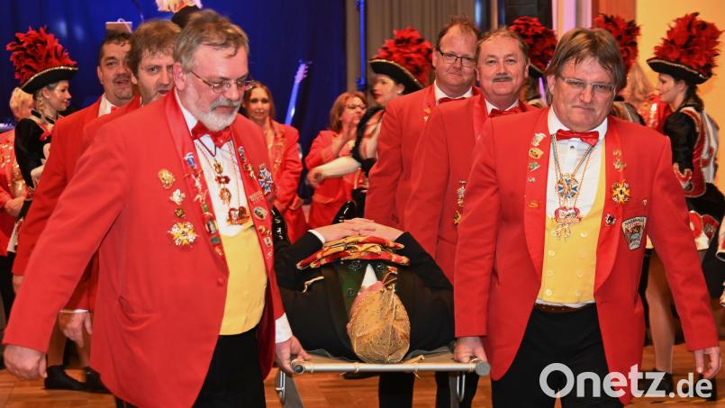 Es kam, wie es kommen musste. Prinz Henner I. wurde beim Kehraus der Narrhalla Rot-Gelb Amberg feierlich zu Grabe getragen. Bild: gf