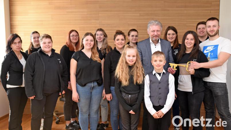 Nach der närrischen Zeit erhielt Bürgermeister Lothar Müller (Fünfter von rechts) die Stadtinsignien von der Faschingsgesellschaft Plößberg zurück. Bild: gb