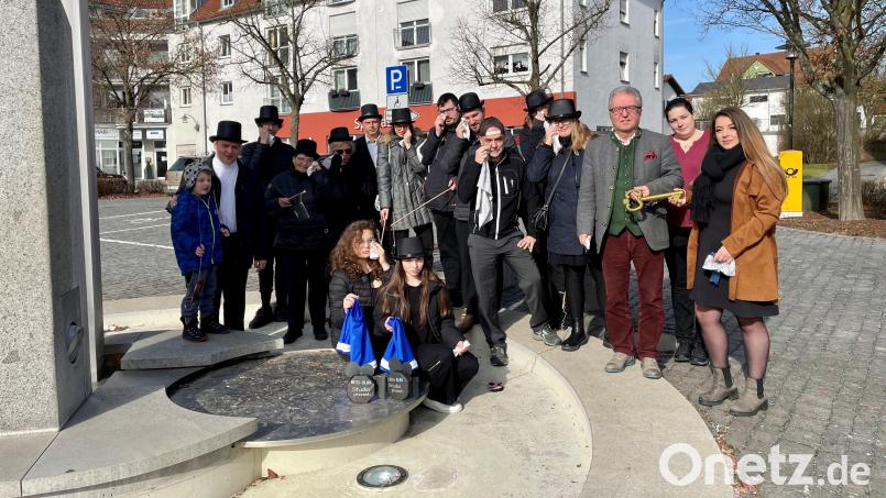 Prinzessin Jacky I. (rechts) gab den Rathausschlüssel an Bürgermeister Toni Dutz (Dritter von rechts) zurück. Bild: Faschingsgesellschaft Wiesau/exb