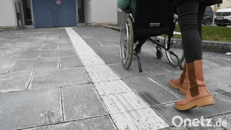 Der Zugang zum Wasserwirtschaftsamt ist ebenerdig auch für Rollstuhlfahrer gut zu erreichen. Im Boden eingelassene Rillen- und Noppenplatten geleiten Menschen mit eingeschränkter Sehkraft sicher zur Tür. Bild: Gabi Schönberger