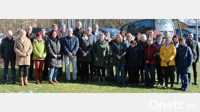 Das Heilpädagogische Zentrum (HPZ) Irchenrieth ehrt die Mitarbeiter, die 25, 30 und mit Rita Faget (vorne, Dritte von rechts) sogar 40 Jahre dort beschäftigt sind. Bild: lst/exb