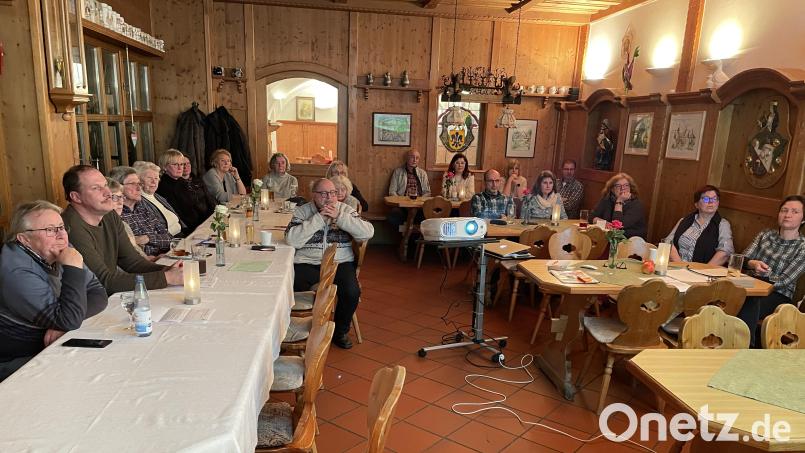 Über Streuobstwiesen informierte Fachberaterin Manuela Pappenberger (rechts) bei der Frühjahrsversammlung des Obst- und Gartenbauvereins Waldsassen im Gasthof &quot;Prinzregent Luitpold&quot;. Bild: Klaus Schuster/exb