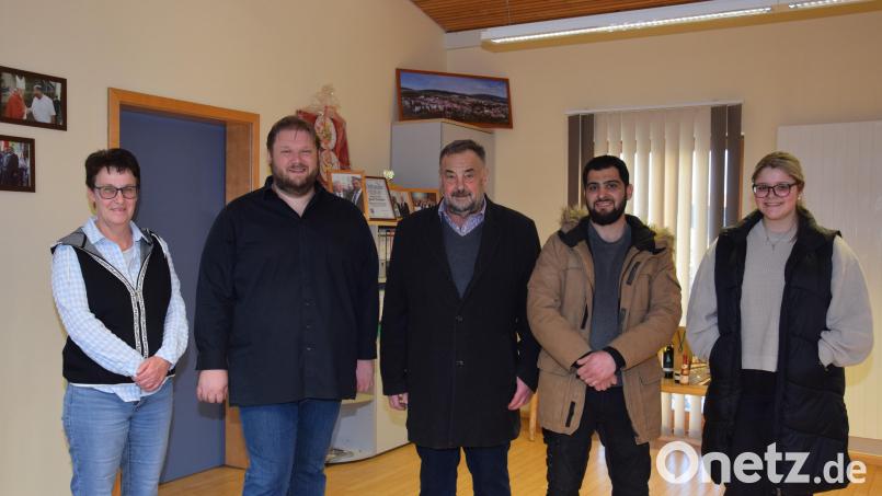 Bürgermeister Josef Beimler (Mitte) gratuliert Sabah Lodi (Zweiter von rechts) zur abgeschlossenen Berufsausbildung und zum Erhalt des Integrationspreises. Weiter dankt er Franz Stiebitz (Zweiter von links) für seine Unterstützung. Den Glückwünschen schließen sich Petra Reil (links) und Marina Daubenmerkl (rechts) von der Gemeindeverwaltung an. Bild: fla