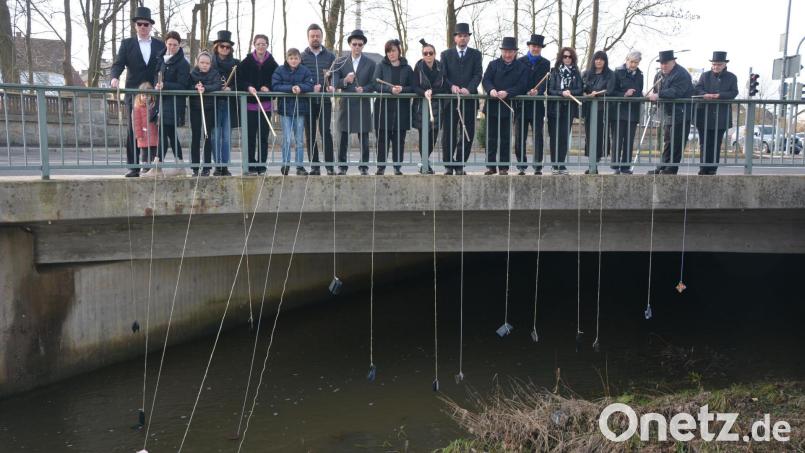 Nach dem Ende der Faschingssession 2022/23 zogen die Verantwortlichen des Mitterteicher Gaudiwurms und der Faschingsvereinigung sowie Zweiter Bürgermeister Johann Brandl am Aschermittwoch Bilanz. Auf der Färberbrücke trafen sie sich zum traditionellen Geldbeutelwaschen im Seibertsbach. Bild: jr