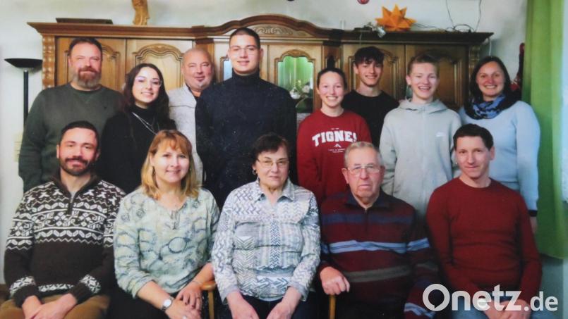 Ein Familienmensch durch und durch: Johann Klug (sitzend, Zweiter von rechts) feiert mit seinen Lieben den 80. Geburtstag. Bild: pi