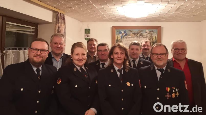 Aktive und passive Mitglieder der Feuerwehr Zogenreuth werden geehrt: (von links) Vorsitzender Markus Neukam, Landrat Richard Reisinger, Miriam Wiesent, der Feuerwehrbeauftragte der Stadt Auerbach, Josef Lehner, Georg Trenz, Petra Kraus, Wolfgang Wiesent, Kommandant Günter Strauß, Georg Roßbacher und Zweiter Bürgermeister Norbert Gradl. Bild: Petra Kraus/exb