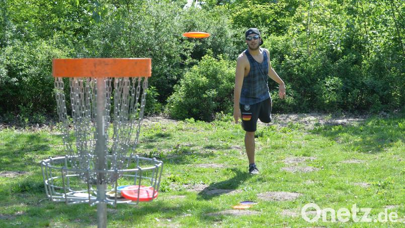 Discgolf: Der Freiluftsport mit der Frisbeescheibe findet immer mehr Anhänger. Nun auch in Pressath? Symbolbild: Carmen Jaspersen/dpa