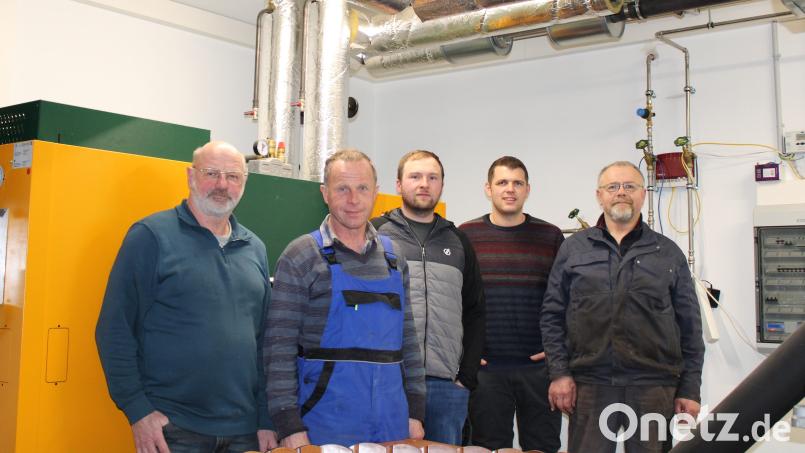 In Pfaben haben vier Nachbarn die Energieerzeugung in eigene Hände genommen. Auf dem Bild (von links) Richard Plannerer, Hans Schraml, Fabian Schraml, Sebastian Kraus und Franz Schraml. Bild: ckl