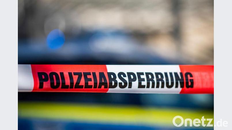 Ein Absperrband mit der Aufschrift „Polizeiabsperrung“ ist vor einem Polizeiwagen aufgespannt. Bild: David Inderlied/dpa/Illustration