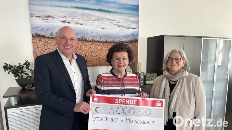 Freude über hohe Spende: Im Bild von links Oberbürgermeister Oliver Weigel, Birgit Seelbinder und Edith Kalbskopf. Bild: Stadt Marktredwitz/exb
