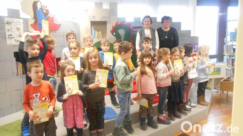 Zum Abschluss der Aktion „Ich bin ein Büchereifuchs“ bekamen die Kinder Urkunden überreicht. Bild: Irlbacher/exb