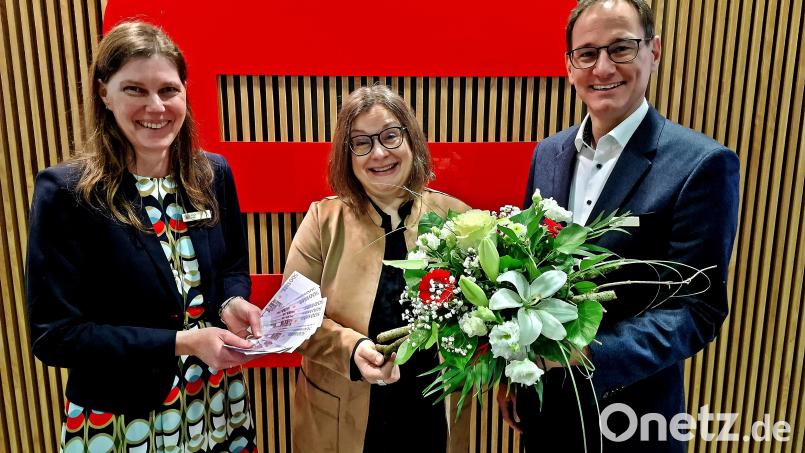 Ingeborg Schröpf gewinnt 10.000 Euro beim PS-Sparen der Sparkasse. Katja Beer und Robert Stahl überreichten das Geld stellvertertretend an Schröpfs Tochter Alexandra (Mitte). Bild: R. Kreuzer
